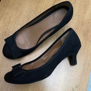 Mootsies Tootsies 2” heel round toe pumps size 9 faux suede. Used good condition